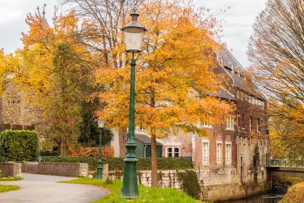 Podzimní Pohled Holandské Historické Budovy Centrum Města Maastricht Malé Řeky — Stock fotografie