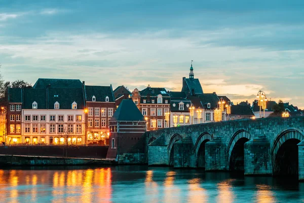 Vue Sur Célèbre Pont Hollandais Sint Servaas Avec Des Lumières — Photo