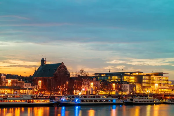 Avonds Uitzicht Het Nederlandse Maastricht Centrum Met Rivier Maas Aan — Stockfoto