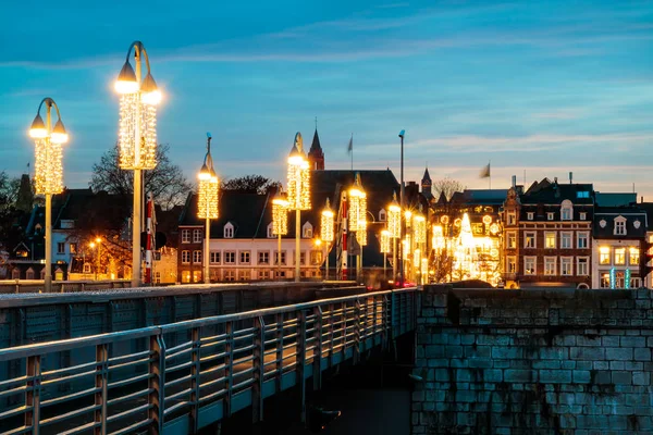 Bekijken Van Nederlandse Sint Servaas Brug Met Kerstverlichting Het Centrum — Stockfoto