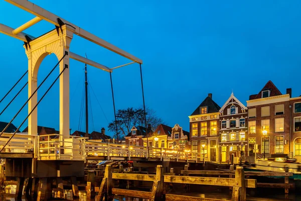 在兹沃勒市中心有一座有桥梁的荷兰运河的夜景 — 图库照片