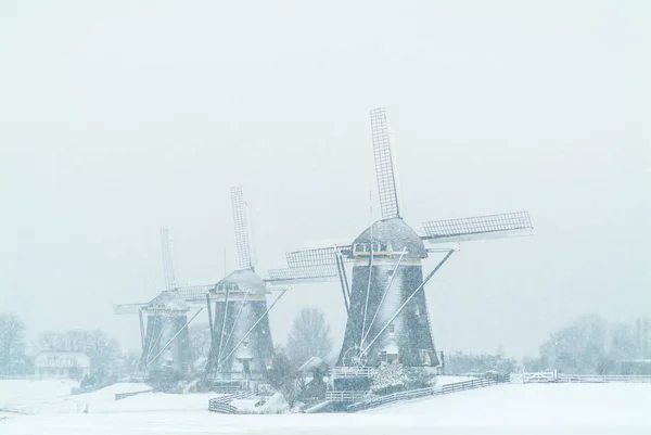 Drei Holländische Windmühlen Hintereinander Bei Schneefall Winter — Stockfoto