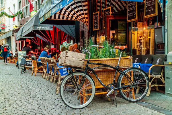 People Sitting Front Bars Restaurants City Center Maastricht Netherlands — Stock Photo, Image