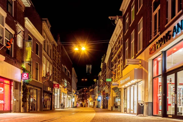 Vista Nocturna Calle Comercial Koningstraat Con Tiendas Comercios Arnhem Holanda — Foto de Stock