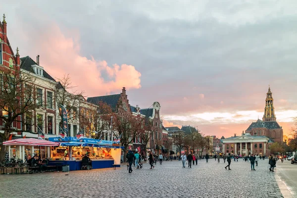 荷兰格罗宁根日落时荷兰特别广场上的鱼市场摊位 — 图库照片