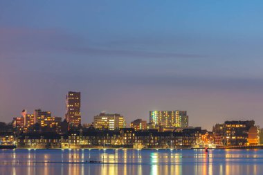 Apartmanlar, evler ve ofisler Nijmegen Hollanda şehir sular altında nehrin Waal önünde ile