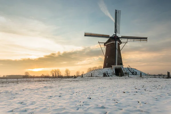 Holland Szélmalom Naplemente Alatt Télen — Stock Fotó