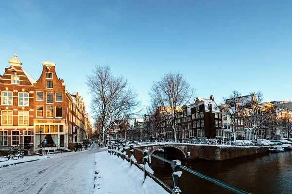 Snow Has Fallen Amsterdam Streets Covered Snow Sun Makes Canal — Stock Photo, Image