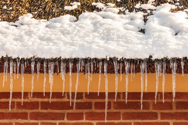 Icicles Nieve Techo Una Antigua Granja Holandesa —  Fotos de Stock