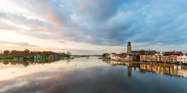 Tarihi şehir ile Hollandalı IJssel Nehri panoramik Deventer suya yansıyan.