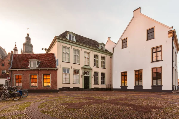 日落时分荷兰祖特芬市的中世纪房屋 — 图库照片