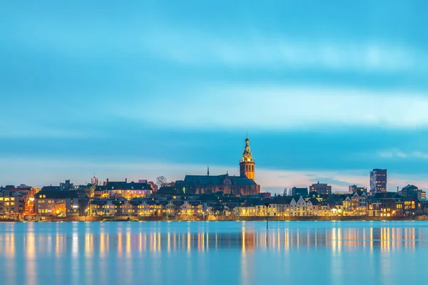 Weergave Van Avond Van Nederlandse Stad Nijmegen Met Overstroomde Rivier — Stockfoto