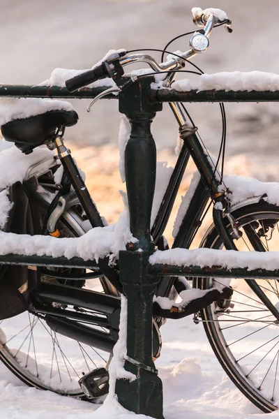 Schwarzes Fahrrad Mit Schnee Auf Einer Kanalbrücke Amsterdam — Stockfoto