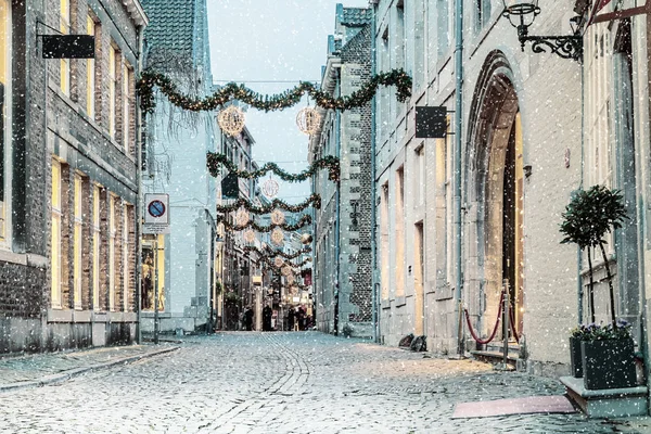 Noel ışıkları ve Hollandalı şehir merkezi Maastricht, Hollanda kar yağışı ile alışveriş caddesi
