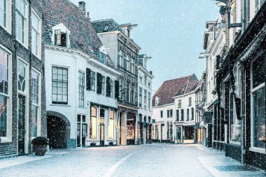 Hollandalı şehir merkezi Zutphen, Hollanda kar yağışı ile alışveriş caddesi