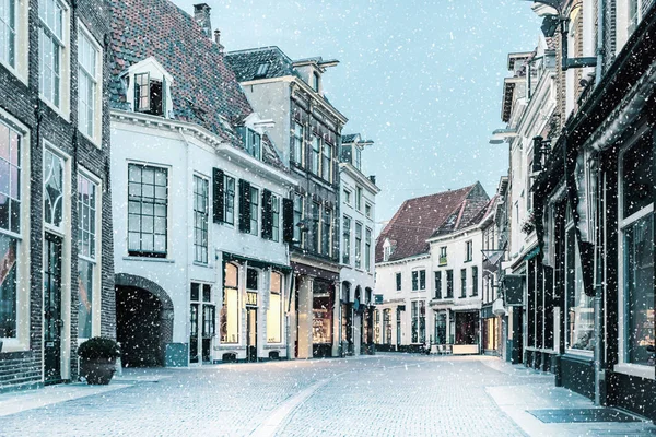 Hollandalı şehir merkezi Zutphen, Hollanda kar yağışı ile alışveriş caddesi