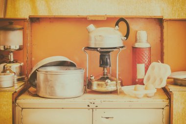 Ocak ve su ısıtıcısı ile Vintage karavan mutfak iç