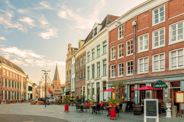 Hollanda'nın Houtmarkt merkez meydanındaki restoranlar — Stok fotoğraf