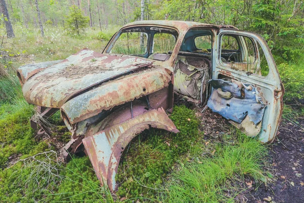 숲에서 오래된 녹슨 스크랩 자동차 — 스톡 사진