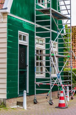 Eski bir Hollanda ahşap evinin restorasyonu