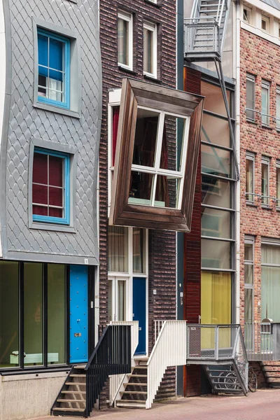 Rangée de maisons de canal contemporaines néerlandaises à Amsterdam — Photo