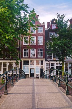 Amsterdam'da küçük kanal köprüsü