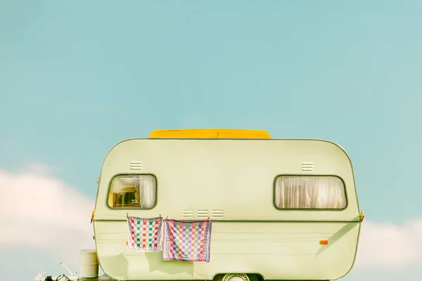 Caravana vintage com toalha e cortinas — Fotografia de Stock