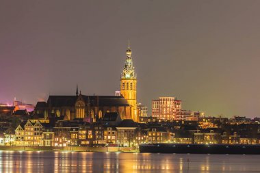 Önünde sular altında nehir Waal ile Nijmegen Hollanda kenti