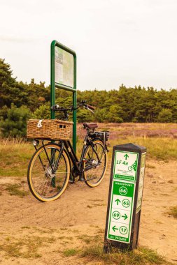 Hollanda milli parkında sepetli elektrikli siyah kargo bisikleti 