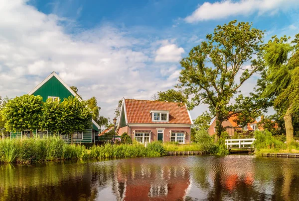 Blick auf das kleine holländische Dorf Ransdorp — Stockfoto