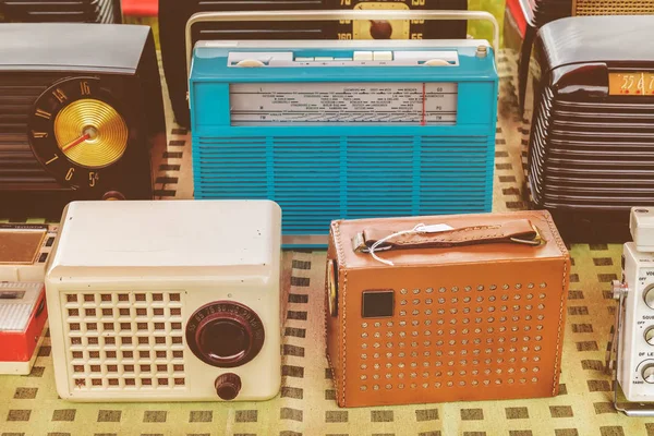 Stare radio na sprzedaż na rynku uciekać — Zdjęcie stockowe