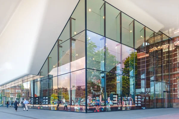 Entree van het beroemde stedelijk Musem in Amsterdam — Stockfoto