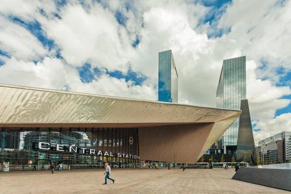 Vista a la entrada contemporánea del ferrocarril central de Rotterdam — Foto de Stock