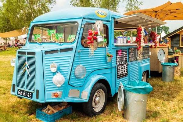 Vintage μπλε φορτηγό τροφίμων σε μια δίκαιη χώρα — Φωτογραφία Αρχείου