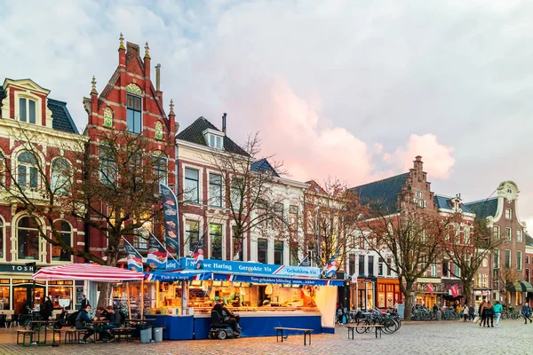 Fish market stall on the Dutch Vismarkt square during sunset in — Stock Photo, Image