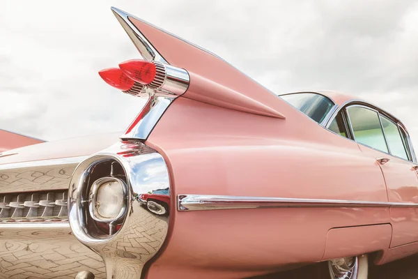 Πίσω άκρο ενός ροζ κλασικού αυτοκινήτου Κάντιλακ — Φωτογραφία Αρχείου