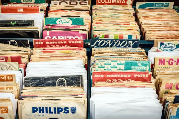 Bedny s vinylovými záznamy na útěku z trhu — Stock fotografie