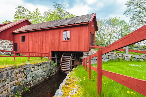 Alte restaurierte wassermühle in huseby bruk in schweden — Stockfoto