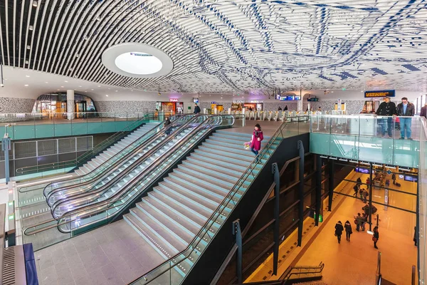 La estación de tren de nueva construcción con los viajeros que pasan por Delft —  Fotos de Stock
