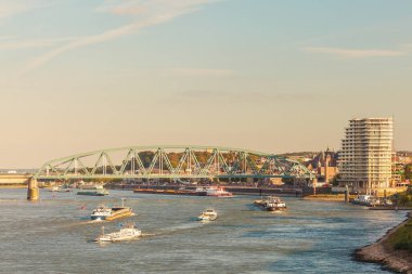 Hollanda'nın Nijmegen kentinden geçen kargo nehir tekneleri