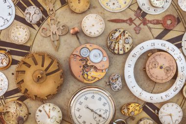 Vintage paslı saatler ve saat parçaları koleksiyonu