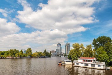 Amstel Nehri ve Amsterdam Amstel şehir bölgesiofisleri