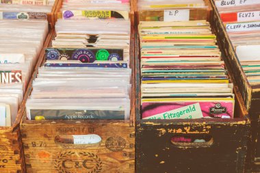 Bit pazarında üzerinde vinil turntable plakları olan tahta kutular.