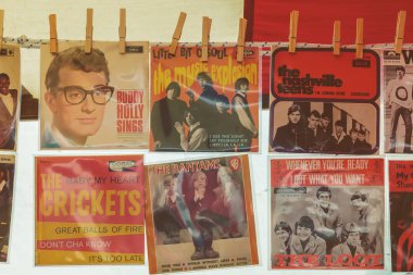 Vinil pikap kayıtları bir kaçan ma üzerinde çamaşır bıçakları ile asılı