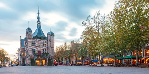 Hlavní náměstí v holandském městě Deventer — Stock fotografie