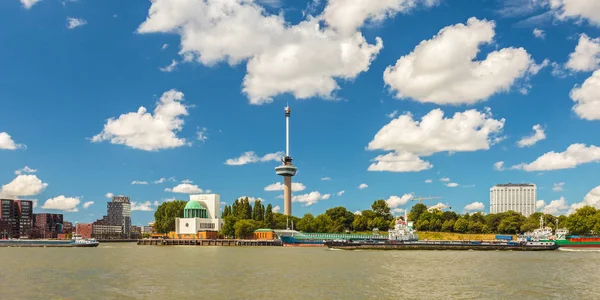 Paisaje urbano de Rotterdam junto al río Maas — Foto de Stock