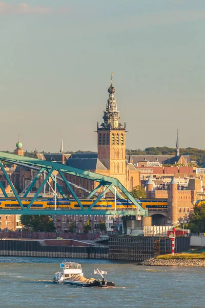 De Nederlandse stad Nijmegen met de rivier de Waal vooraan — Stockfoto