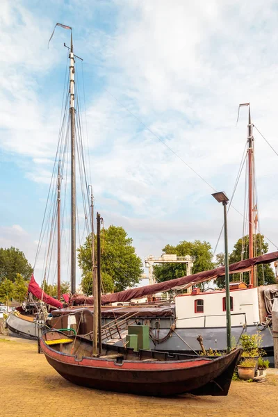 Starověká jachtařská loď v holandském přístavu Gouda — Stock fotografie