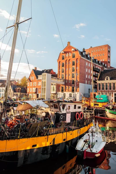 Casas flotantes y otros barcos en el puerto de Noorderhaven en Groning — Foto de Stock