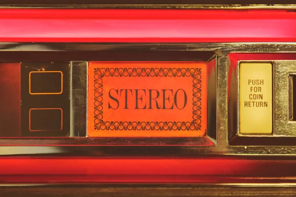 Fechar de uma jukebox vintage com o estéreo de texto — Fotografia de Stock